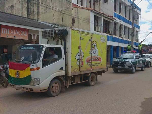 Enfrían vacunas de covid usando camión de pollos