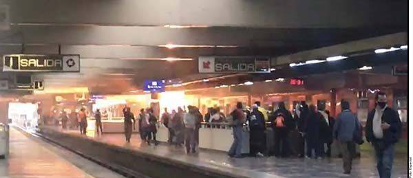 Registra Metro flamazo en tren de Línea 3