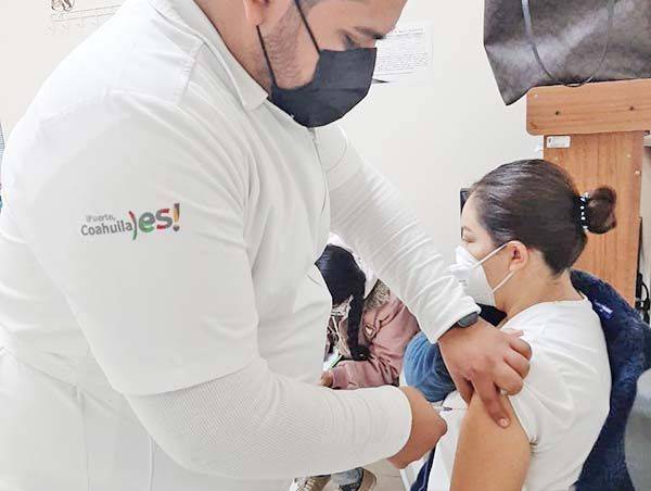 Aplican dosis de refuerzo a personal de hospitales