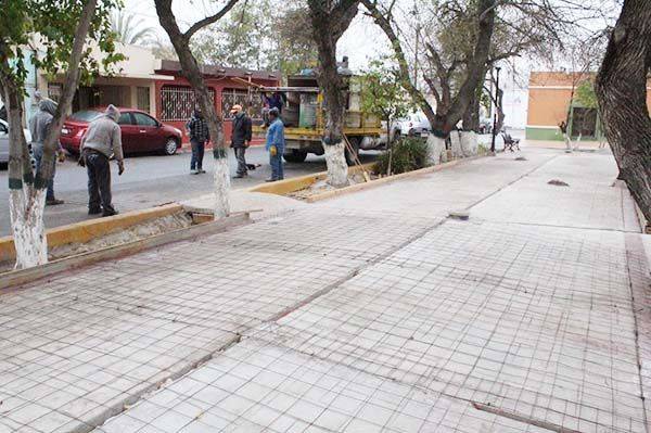 Embellecen la plaza Heliodoro Rodríguez