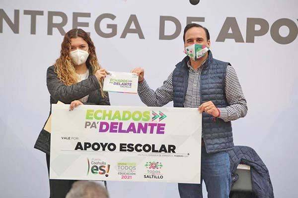Solidario Manolo  con universitarios