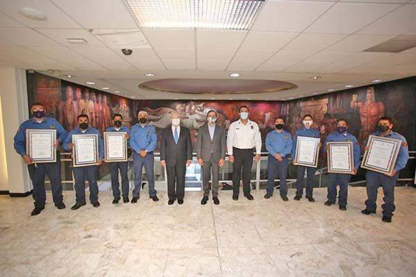 Reconoce Manolo a bomberos de Saltillo