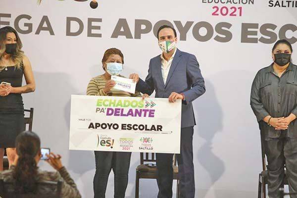 Solidario Manolo con estudiantes