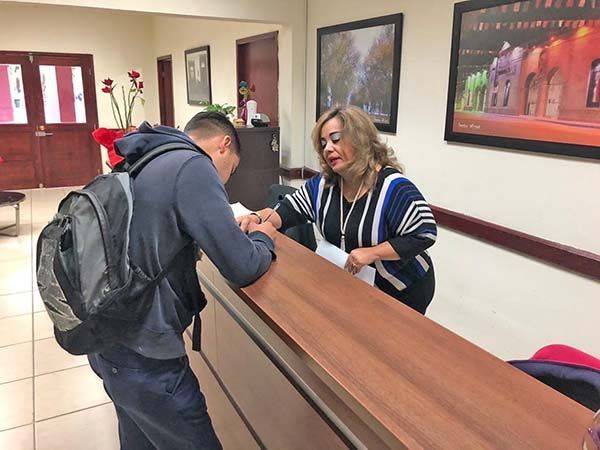 Invitan a jóvenes a tramitar cartilla