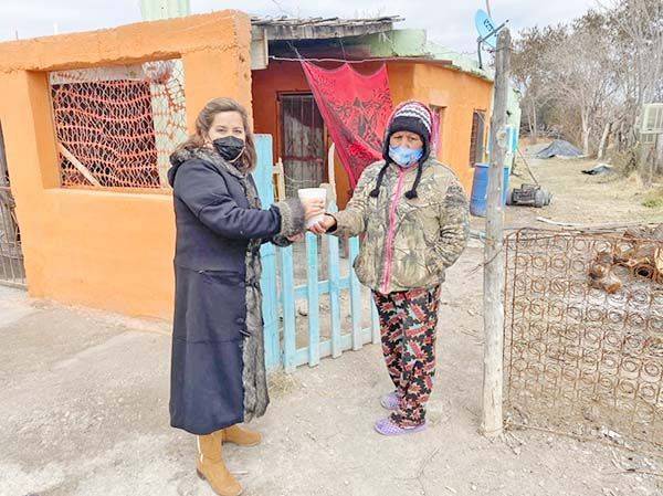 Entrega alcaldesa alimentos calientes