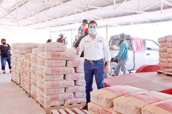 Entrega Julio Long cemento subsidiado