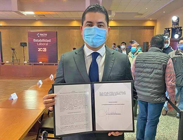 Firma Julio Long  el Pacto Coahuila