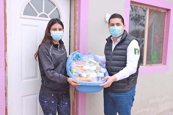 Lleva Julio Long apoyos a familias