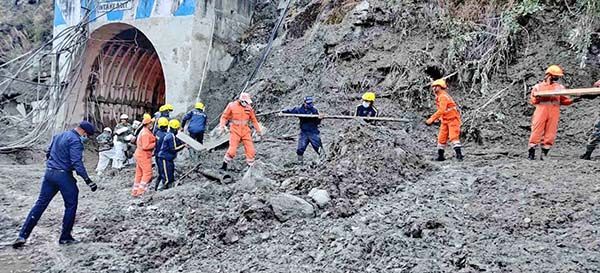Suman 18 muertos por ruptura de glaciar en el Himalaya