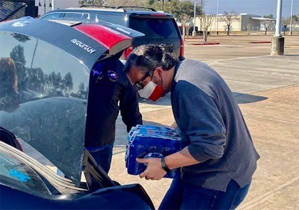 Tras escándalo, Ted Cruz postea fotos repartiendo agua