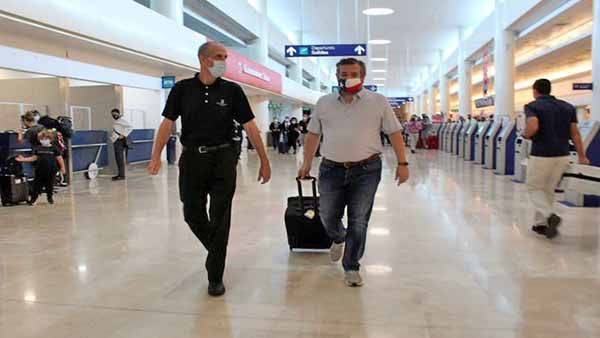 Mientras Texas sufre nevada y sin luz, Ted Cruz se va a Cancún