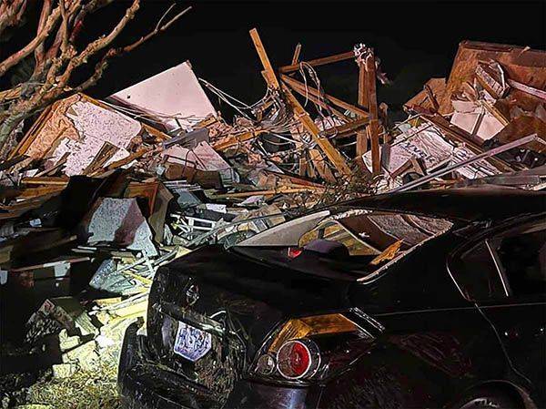 Tornado azota Carolina del Norte; hay 3 muertos y daños
