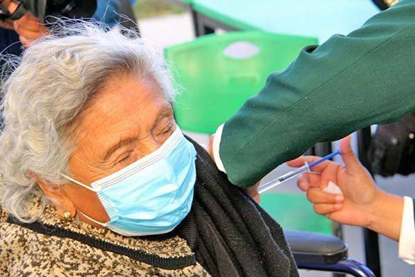 Vacunan a adultos de Región Sureste