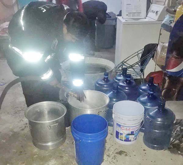 Distribuye Bomberos agua en casas y establecimientos