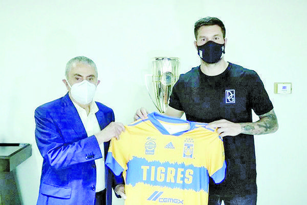 Renueva Gignac contrato por tres años