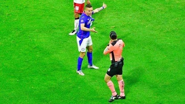 ÁRBITRO DEL CRUZ AZUL VS TOLUCA IMPIDIÓ GOL DE CABECITA RODRÍGUEZ