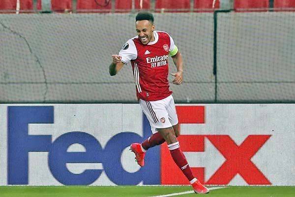 Se clasifica Arsenal con todo y drama