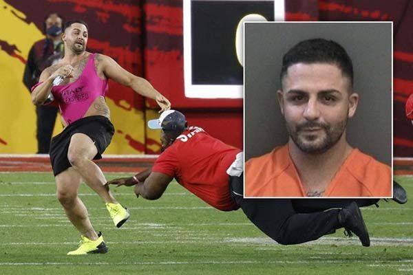 Espontáneo del Super Bowl LV enfrenta cargos legales