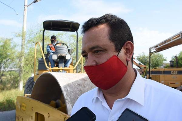 Arrastran a mujer jalada por caballo