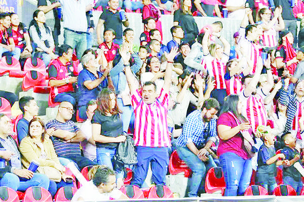 Chivas vs. Pumas se jugaría con afición