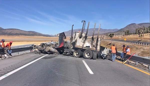 Choca y se incendia tráiler en los Chorros
