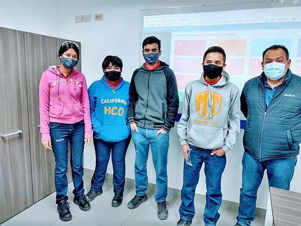 Dan becas económicas a estudiantes de CECYTE