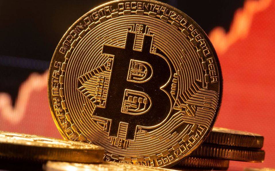 Bitcoin baja 8% y cotiza en 53 mil dólares, rumbo a su peor día en un mes