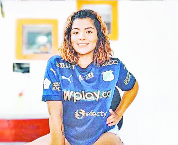 A diferencia de Faitelson, locutora de Colombia se desnuda tras apuesta