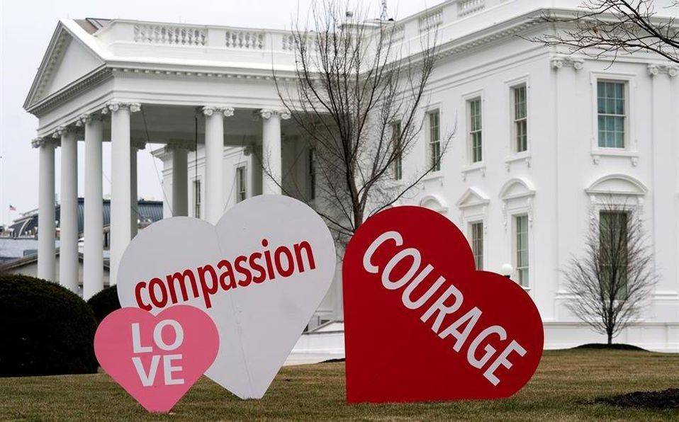 Con corazones y mensajes, la Casa Blanca se prepara para el Día de San Valentín