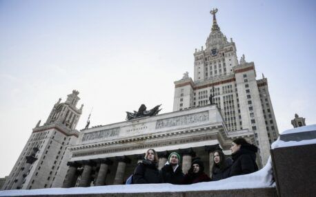 Autoridades de Rusia reportan más muertes vinculadas al covid-19 ante cifras oficiales
