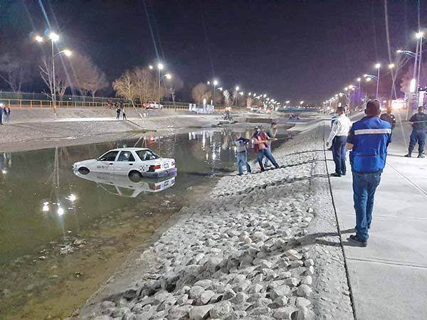 Termina taxi en el río