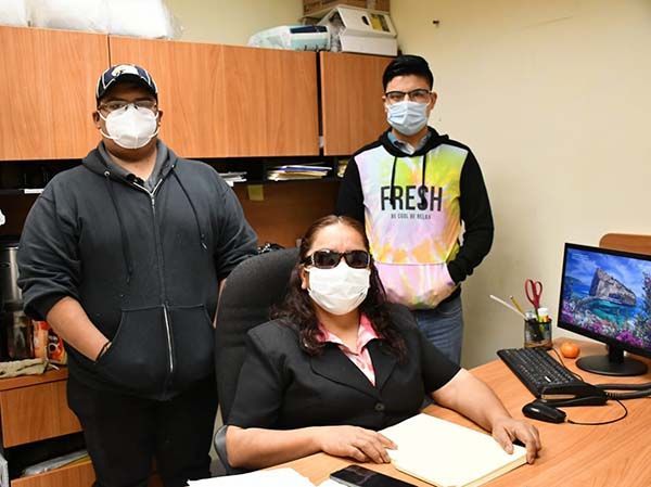 Hacen servicio social con adultos mayores
