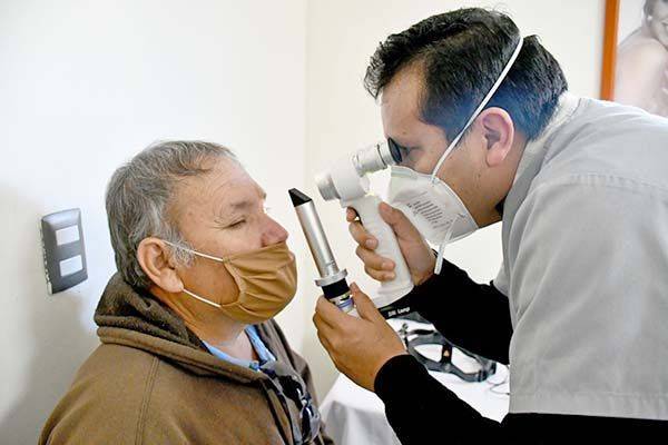 Examinan especialistas a pacientes de cataratas