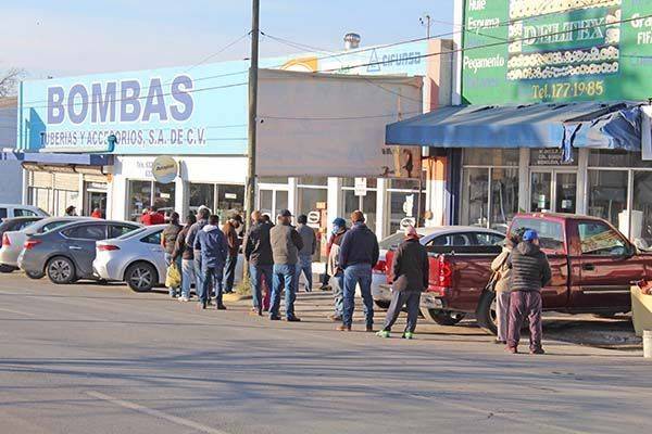 Abarrotan ferreterías por daños en tubería