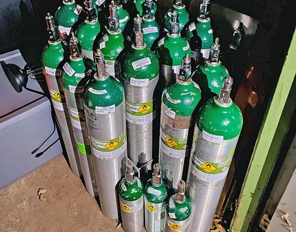 Paisanos donan 22 tanques de oxigeno