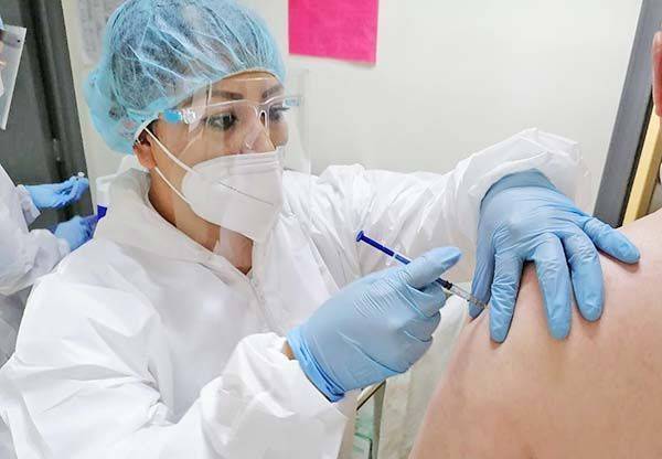 Apoyan con registro para obtener vacuna