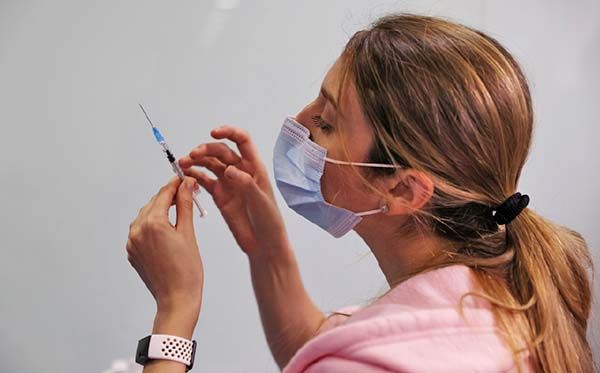 …Y farmacéutica modificará vacuna ante nueva variante