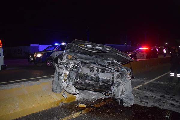 Trepa auto a camellón y mueve “ballena”