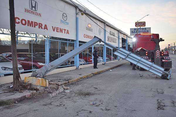Tumba camión poste y semáforo