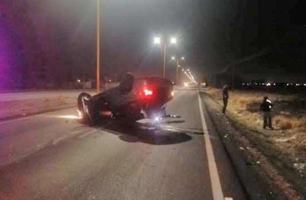 Abandonan auto volcado en la 30