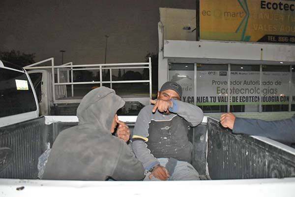 Sorprende a ladrones y lo hieren con navaja