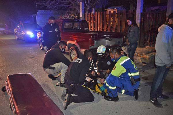 Tumba carro a motociclista