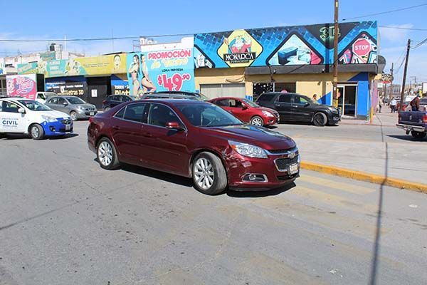 Ofrece carro en lote y se lo chocan