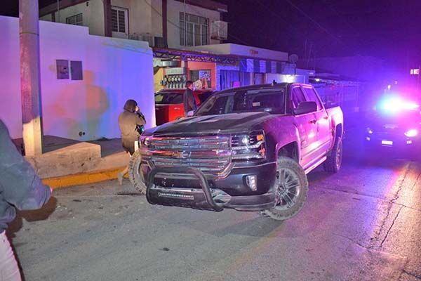 Troca se embarra contra carro estático