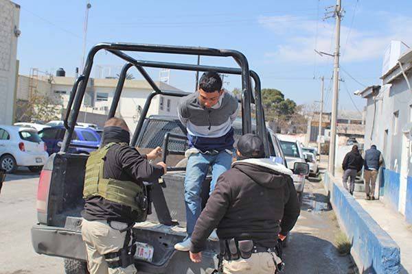 Estatales sorprenden a drogadicto