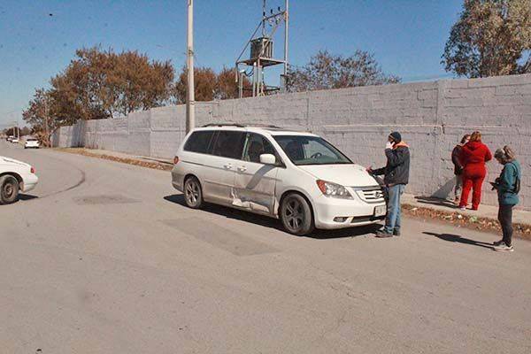 Destroza carro al volarse alto