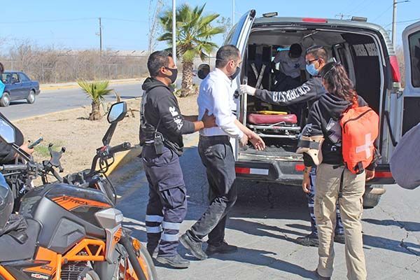 Esquiva troca y acaba en el suelo