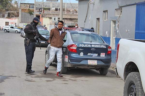 Molesta a vecinos y lo mandan a encerrar