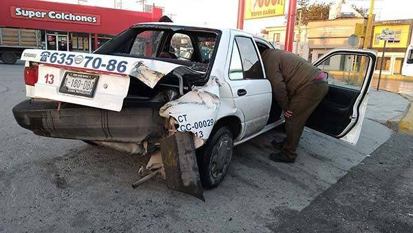 Se embarra taxi contra parachoques