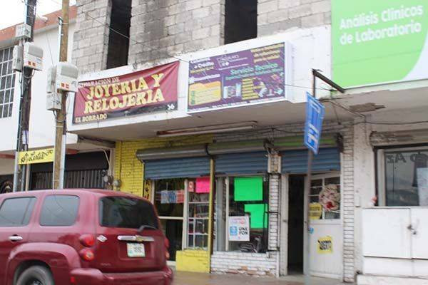 Pareja roba joyería